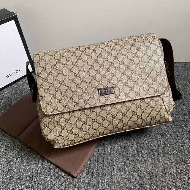 实拍# 型号：211131啡 尺寸：44×28×14Cm Gucci 大火妈咪包又称Diaper Bag，容量很大，两边有侧口袋可容纳水瓶。大翻盖设计很是方便，