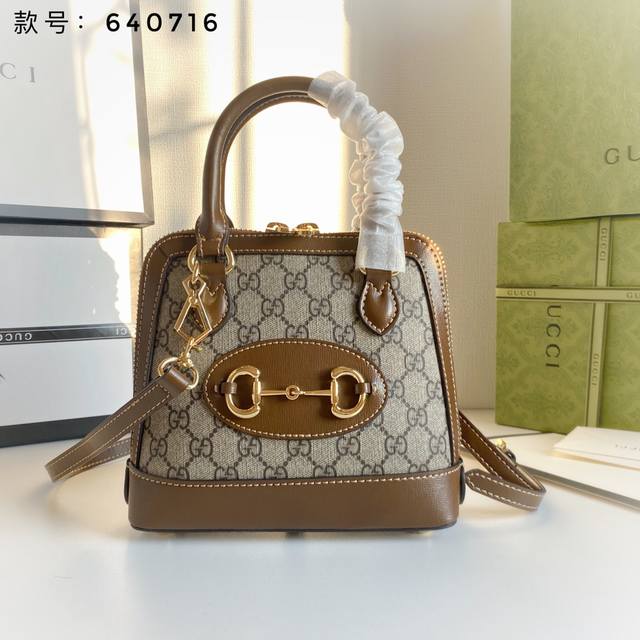 升级版# 型号：640716 迷你 尺寸：20X19.5X7.5Cm， Gucci 迷你贝壳包，分享一只可以炸街的小可爱之前的大号贝壳已经足够吸引人了没想到现在