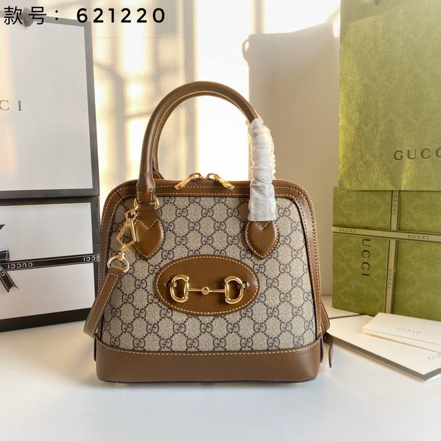 升级版# 型号:621220贝壳 尺寸:25X24X9Cm 春夏系列推出全新1955马衔扣款型,这款手提包采用Gg Supreme高级人造帆布和皮革材质,搭配别 升级版# 型号:621220贝壳 尺寸:25X24X9Cm 春夏系列推出全新1955马衔扣款型,这款手提包采用Gg Supreme高级人造帆布和皮革材质,搭配别