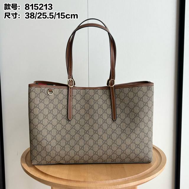 实拍# 大号 型号：815213 尺寸：38X25.5X15Cm 这款购物袋Gg图案和条纹织带这两种品牌颇有辨识性的元素融合成经典搭配，Ophidia世界的演化