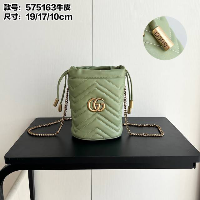 全新实拍# 款号：575163牛皮 尺寸：19 厘米 宽 X 17 厘米 高 Gg Marmont系列迷你水桶包 包身正面饰以经典的双 G 造型配件 链式肩带和