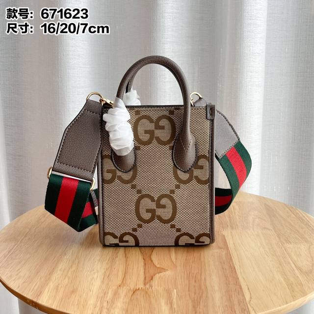 实拍# 型号:671623 尺寸:16×20×7Cm 迷你托特包 肩带 调节 Retro Mini Tote自问世以来,互扣式双G-直都是品牌的标志性元素之一。 实拍# 型号:671623 尺寸:16×20×7Cm 迷你托特包 肩带 调节 Retro Mini Tote自问世以来,互扣式双G-直都是品牌的标志性元素之一。