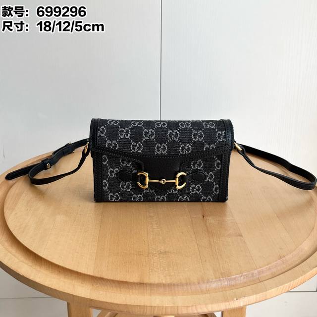 实拍# 型号：699296黑牛仔 尺寸：18X12X5Cm 马衔扣1955系列中的又一力作！ 横版手机包也好好看！大屏手机可以放 相比竖版 可能用的更顺手一些～