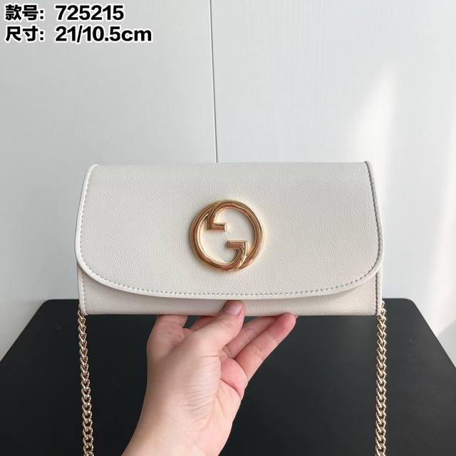 实拍# 型号 ：725215配盒 尺寸 ：21X10.5Cm Gucci Blondie一眼爱，中古包一直都是我的菜小超级火现在，主要是真的太好看了！ 可以腋下