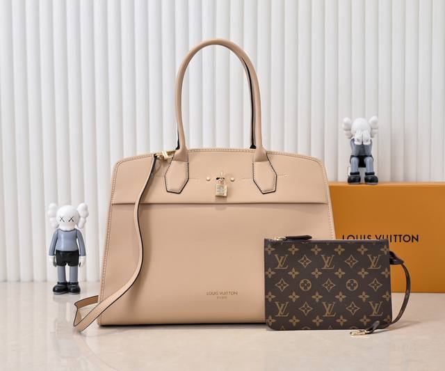 小 大 M12005 M12556 M12337 本款 City Steamer 大号手袋自 1 年为游轮打造的行李箱设计汲取灵感，瞩目亮相 秋冬成衣秀场。粒面