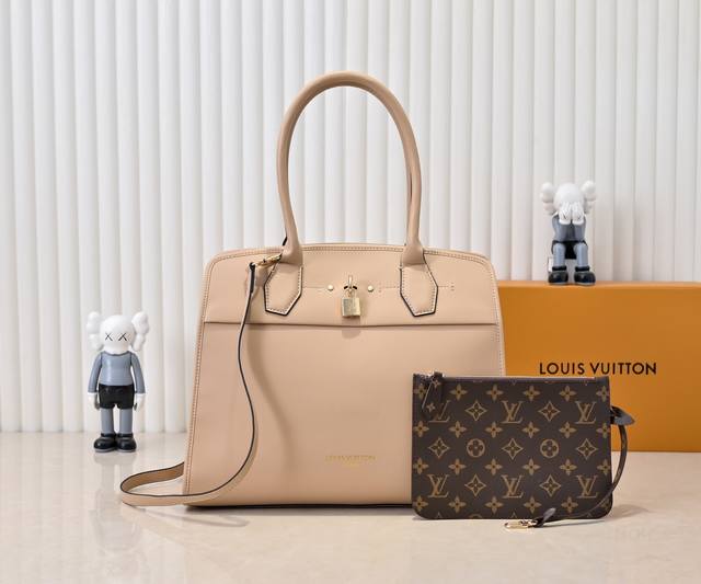 小 大 M12005 M12556 M12337 本款 City Steamer 大号手袋自 1 年为游轮打造的行李箱设计汲取灵感，瞩目亮相 秋冬成衣秀场。粒面