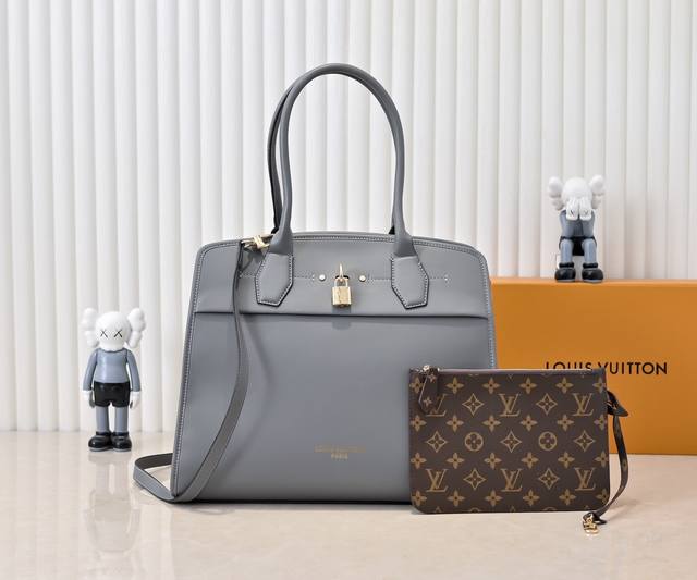 小 大 M12005 M12556 M12337 本款 City Steamer 大号手袋自 1 年为游轮打造的行李箱设计汲取灵感,瞩目亮相 秋冬成衣秀场。粒面 小 大 M12005 M12556 M12337 本款 City Steamer 大号手袋自 1 年为游轮打造的行李箱设计汲取灵感,瞩目亮相 秋冬成衣秀场。粒面