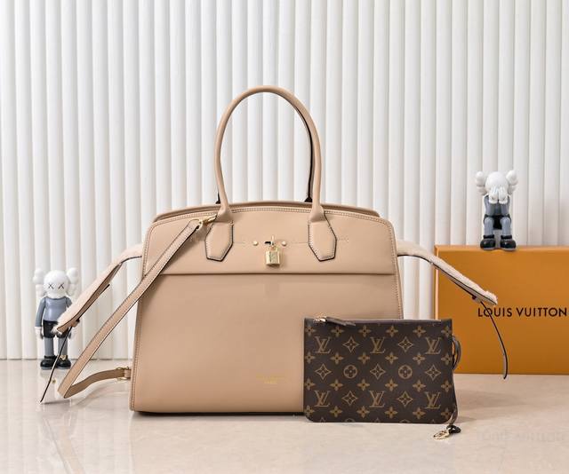 小 大 毛茸茸M1 5 M12556 M12337 本款 City Steamer 大号手袋自 1 年为游轮打造的行李箱设计汲取灵感,瞩目亮相 秋冬成衣秀场。粒 小 大 毛茸茸M1 5 M12556 M12337 本款 City Steamer 大号手袋自 1 年为游轮打造的行李箱设计汲取灵感,瞩目亮相 秋冬成衣秀场。粒