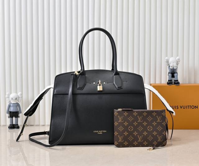 小 大 毛茸茸M1 5 M12556 M12337 本款 City Steamer 大号手袋自 1 年为游轮打造的行李箱设计汲取灵感，瞩目亮相 秋冬成衣秀场。粒