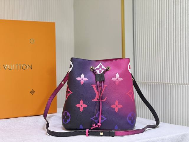 M20513, 44027,M44022,M44020,独家实拍 水桶包Neonoe选用柔软的Monogram帆布面料,并搭配缤纷多彩的装饰。可调节肩带设计便于 M20513, 44027,M44022,M44020,独家实拍 水桶包Neonoe选用柔软的Monogram帆布面料,并搭配缤纷多彩的装饰。可调节肩带设计便于