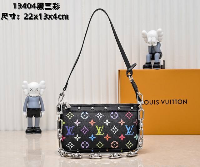 M13404 黑彩 白彩 本款 Pochette Accessoires 手袋取材涂层帆布，以缤纷 Monogram 图案演绎路易威登×村上隆跨界合作系列的灵动