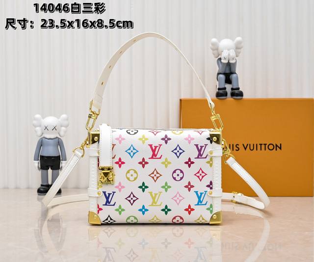 M14046 M46358黑三彩 白三彩 本款 Side Trunk 中号手袋以谐趣Monogram 图案道出路易威登×村 上隆再版系列的灵动格调，为柔软牛皮革