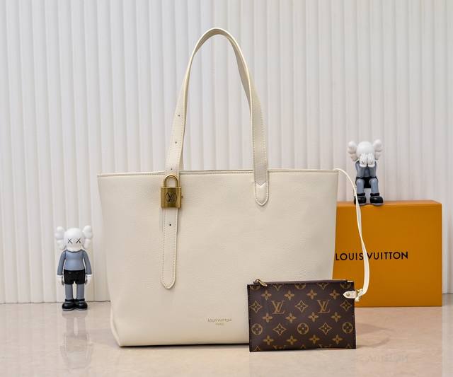 升级原版 M25341 M25342 M25343 本款 Low Key Cabas 中号手袋以柔软粒面牛皮革包裹绒面皮革内衬，匠心打造华美格调。品牌标志性挂锁