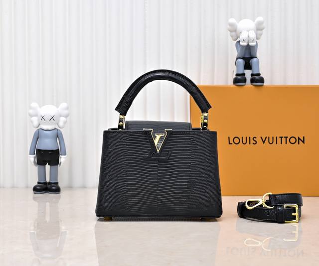 顶级原版 广州货M99527黑色蜥蜴金扣 本款 Capucines 迷你手袋以华美蜥蜴皮革包裹细腻羊皮革内衬，点缀耀目金属件。翻盖内置读取 Lv 字母，外翻时绽