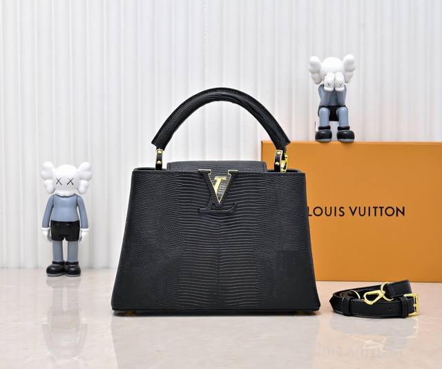 顶级原版 广州货M99528黑色蜥蜴皮金扣 Capucinesbb 手袋精巧融合雍容蜥蜴皮外层、细腻绵羊皮内衬和莹泽金属件 标志性翻盖成就两式风尚 内收读取Lv