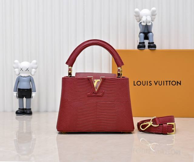 顶级原版 广州货M99527枣红蜥蜴金扣 本款 Capucines 迷你手袋以华美蜥蜴皮革包裹细腻羊皮革内衬，点缀耀目金属件。翻盖内置读取 Lv 字母，外翻时绽