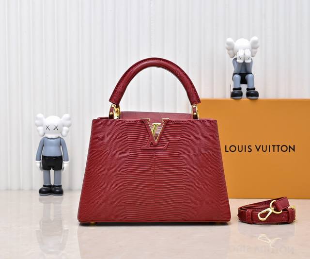 顶级原版 广州货M99528枣红蜥蜴皮金扣 Capucinesbb 手袋精巧融合雍容蜥蜴皮外层、细腻绵羊皮内衬和莹泽金属件 标志性翻盖成就两式风尚 内收读取Lv