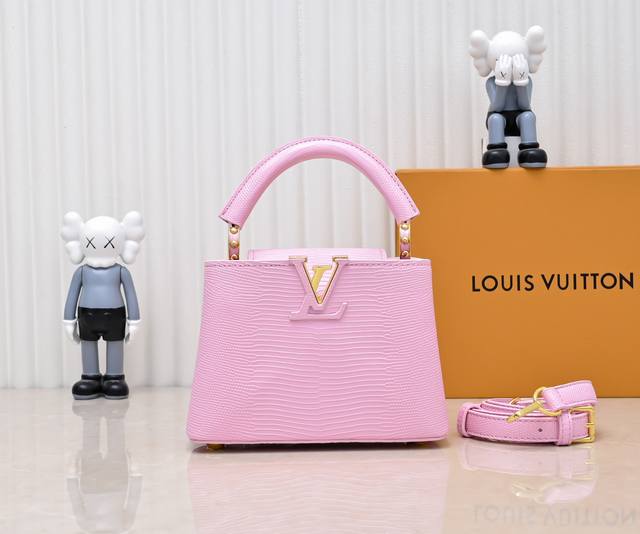 顶级原版 广州货M99527粉色蜥蜴金扣 本款 Capucines 迷你手袋以华美蜥蜴皮革包裹细腻羊皮革内衬，点缀耀目金属件。翻盖内置读取 Lv 字母，外翻时绽