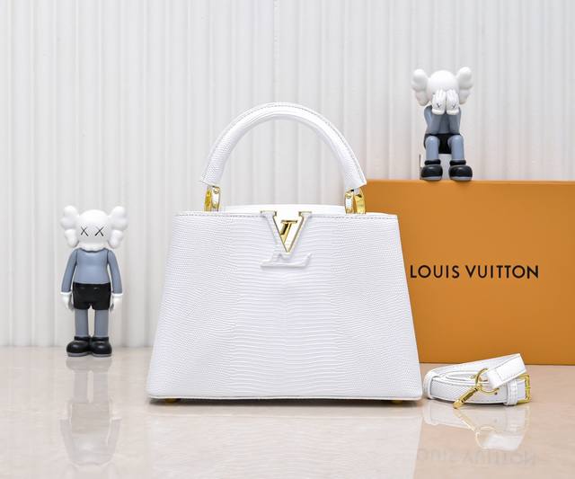 顶级原版 广州货M99528白色蜥蜴皮金扣 Capucinesbb 手袋精巧融合雍容蜥蜴皮外层、细腻绵羊皮内衬和莹泽金属件 标志性翻盖成就两式风尚 内收读取Lv