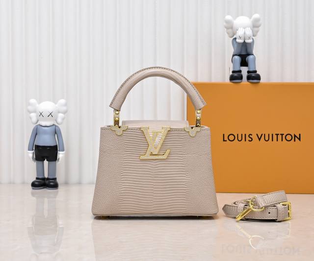 顶级原版 广州货M12296杏色蜥蜴皮拼金钻花冠本款 Capucines 迷你手袋以华美蜥蜴皮革包裹细腻羊皮革内衬，点缀耀目金属件。翻盖内置读取 Lv 字母，外