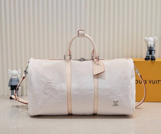 独家实拍-升级版 M23108 Puffy Shearling Keepall BandoulièRe 50 旅行袋灵感来自泰迪熊的柔软触感，为功能单品注童趣。