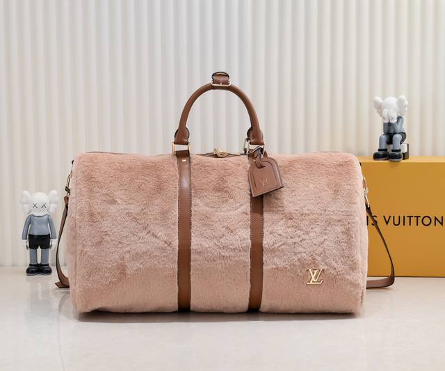 独家实拍-升级版 M23108 Puffy Shearling Keepall BandoulièRe 50 旅行袋灵感来自泰迪熊的柔软触感，为功能单品注童趣。