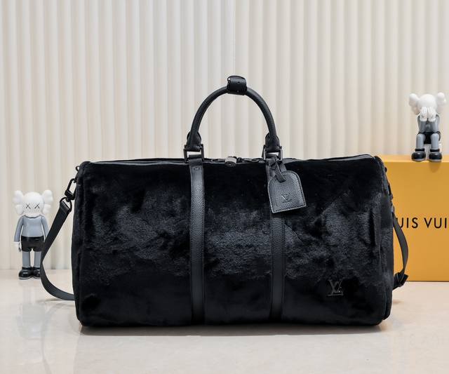 独家实拍-升级版 M23108 Puffy Shearling Keepall BandoulièRe 50 旅行袋灵感来自泰迪熊的柔软触感，为功能单品注童趣。