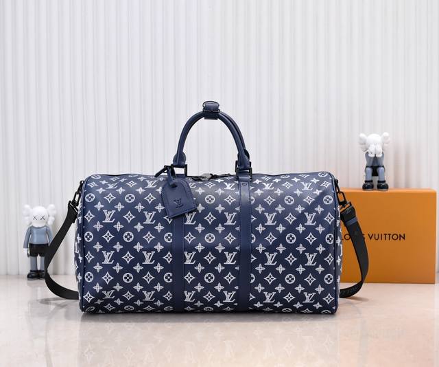 独家实拍M24953 新版本 路易威登经典 Keepall 旅行袋释放 Monogram Shadow 皮革的摩登新意。舒柔牛皮革工致压印标志性 Monogra