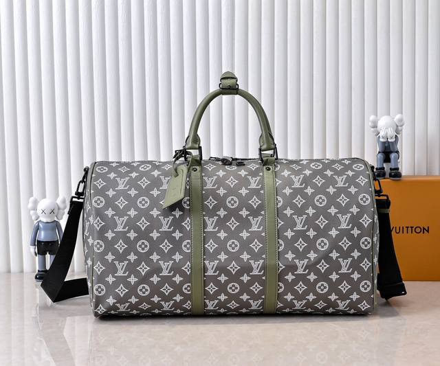 M12504 M41416 本款Keepall BandoulièRe50旅行袋拥有Monogram Shadow压纹牛皮革的雅致色调，为经典设计注入动感气息。
