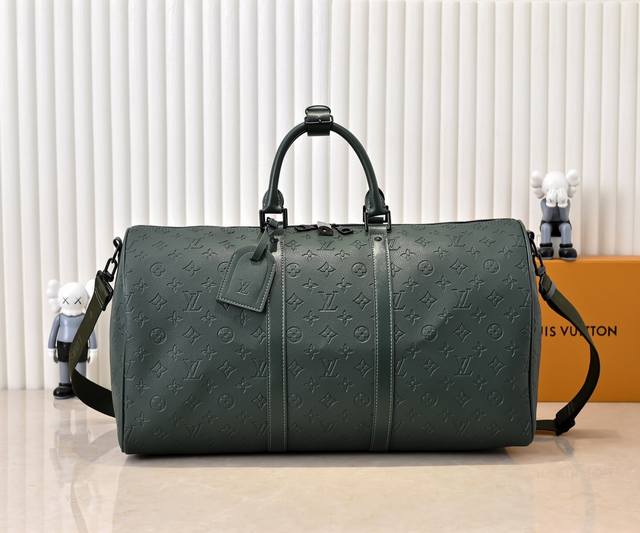 广州货升级原版 款号24440绿色压花 41416 本款Keepall BandoulièRe旅行袋取材柔韧Monogram Taurillon 皮革，为雅致设