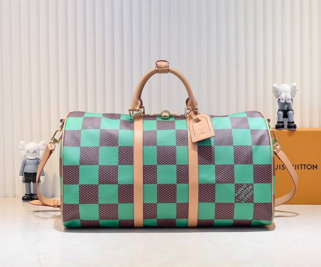 M40667 M41416 本款 Keepall BandoulièRe 50 旅行袋取材 Damier Golf 涂层帆布，以高尔夫球场的明丽色调彰显清新活力