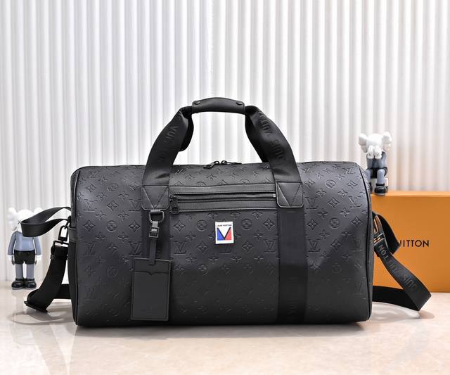 Keepall 55 旅行袋 款号M23786 41416本款 Keepall 55 旅行袋取材轻柔Monogramstorm全皮，以动感活力和考究格调点亮冬日