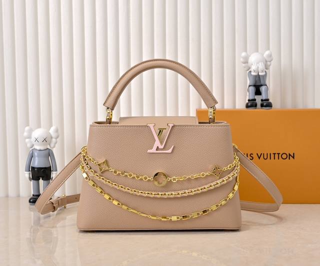 升级版 M12346杏色本款Capucines中号手袋出自Trilogy系列，以Taurillon牛皮革和耀目金属件传递典雅风范。华美链条点缀迷你挂锁和珐琅Mo