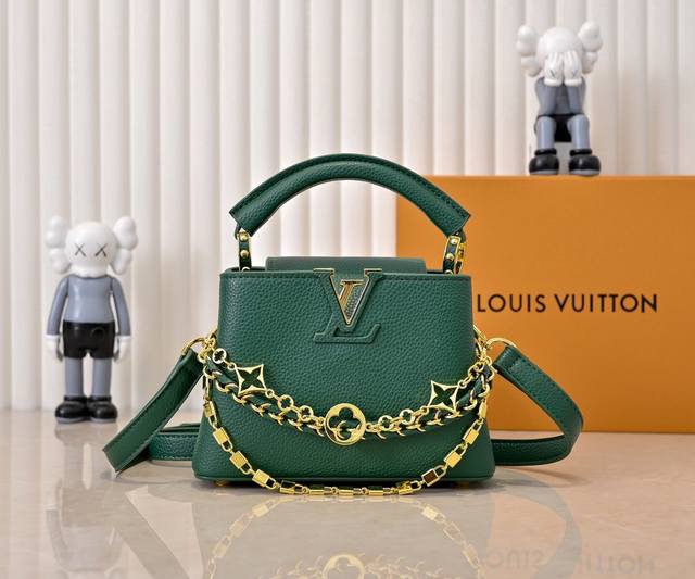 升级版 M12344绿色本款Capucines迷你手袋出自Trilogy系列，选用Taurillon牛皮革塑造典雅构型，可为晚装造型点亮瞩目一隅。华美链条跃现迷