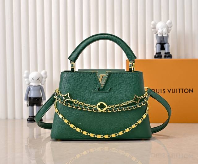 升级版 M12345绿色本款Capucinesbb手袋出自Trilogy系列，以Taurillon牛皮革和耀目金属件传递典雅风范。华美链条点缀迷你挂锁和珐琅Mo