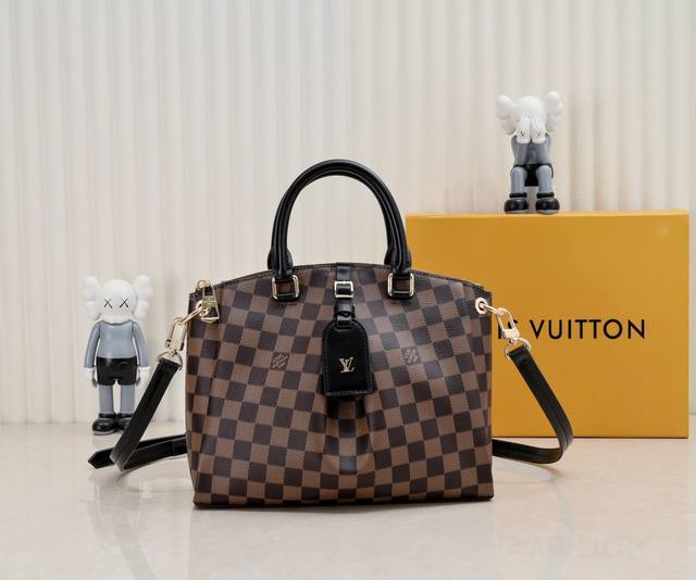 N45282 M45283 BoéTie 小号拉链托特包采用 Monogram 帆布、皮革饰边和织物内衬,搭配挂锁和压纹皮革牌。咖格吊牌褶皱饺子包 柔软质地确保 N45282 M45283 BoéTie 小号拉链托特包采用 Monogram 帆布、皮革饰边和织物内衬,搭配挂锁和压纹皮革牌。咖格吊牌褶皱饺子包 柔软质地确保