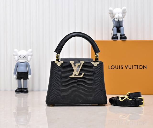 顶级原版 广州货M12296黑色蜥蜴皮拼金钻花冠本款 Capucines 迷你手袋以华美蜥蜴皮革包裹细腻羊皮革内衬，点缀耀目金属件。翻盖内置读取 Lv 字母，外