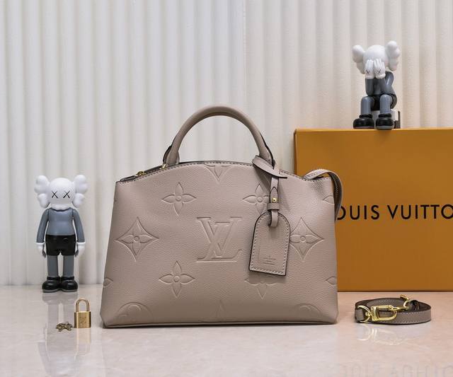 小号 大号 独家实拍-升级版 大号M45811 黑色压花M45833卡其 Grand Palais 手袋为柔软粒面皮革压印超大 Monogram 图案,再以名牌 小号 大号 独家实拍-升级版 大号M45811 黑色压花M45833卡其 Grand Palais 手袋为柔软粒面皮革压印超大 Monogram 图案,再以名牌