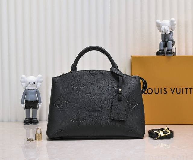 小号 大号 独家实拍-升级版 大号M45811 黑色压花M45833卡其 Grand Palais 手袋为柔软粒面皮革压印超大 Monogram 图案，再以名牌