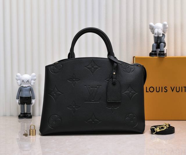 小号 大号 独家实拍-升级版 大号M45811 黑色压花M45833卡其 Grand Palais 手袋为柔软粒面皮革压印超大 Monogram 图案，再以名牌