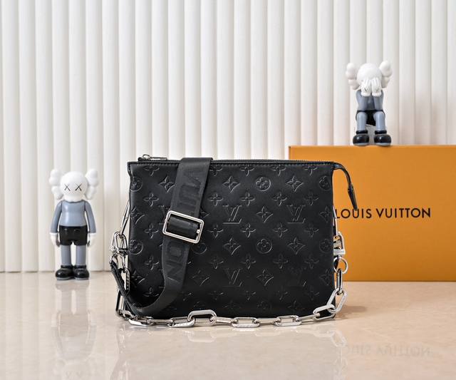 M57790 M21773 烤漆黑 由蓬松的 Monogram 压纹版羊皮革制成的 Coussin小号手袋，包内两个隔层之间配有拉链口袋。粗犷链条与织物宽包带均