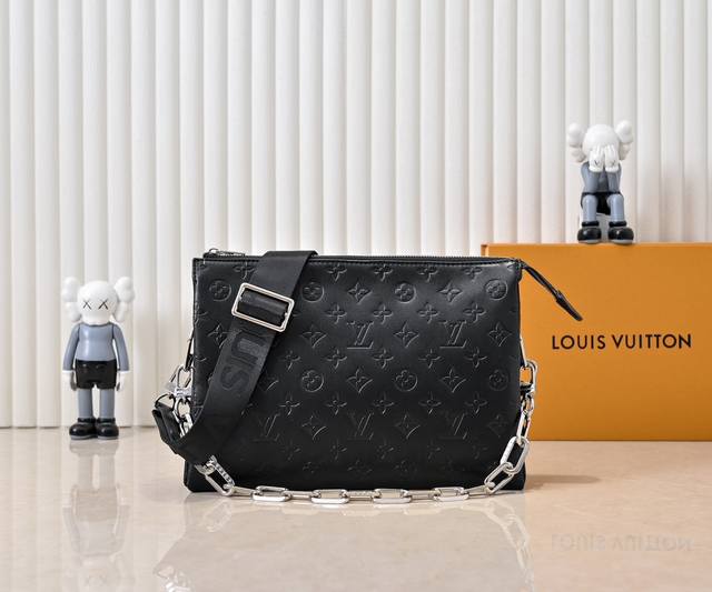 M57790 M21773 57791白沥黑 由蓬松的 Monogram 压纹版羊皮革制成的 Coussin小号手袋，包内两个隔层之间配有拉链口袋。粗犷链条与织