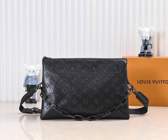 M57790 M21773 57783 烤漆黑 由蓬松的 Monogram 压纹版羊皮革制成的 Coussin小号手袋，包内两个隔层之间配有拉链口袋。粗犷链条与