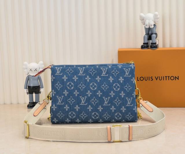 独家牛仔布超级火爆 M57782 M57790Coussin 小号手袋于 春夏时装秀大放异彩。Monogram 压纹蓬松羊纹牛皮打造靠枕构型，为简约设计注入前卫