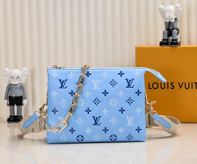 独家实拍-升级版 M21353彩印 57790 本款 Coussin 小号手袋采用 Monogram 压纹羊皮革，将花卉图案巧妙融于 Lv 字母和 Monogr