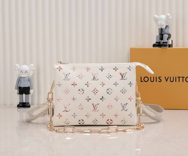 独家实拍-升级版 M21353彩印 57790 本款 Coussin 小号手袋采用 Monogram 压纹羊皮革,将花卉图案巧妙融于 Lv 字母和 Monogr 独家实拍-升级版 M21353彩印 57790 本款 Coussin 小号手袋采用 Monogram 压纹羊皮革,将花卉图案巧妙融于 Lv 字母和 Monogr