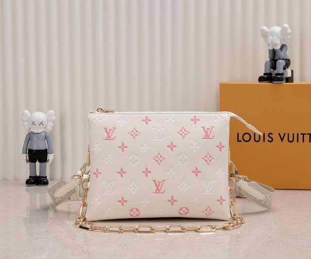 独家实拍-升级版 M21353彩印 57790 本款 Coussin 小号手袋采用 Monogram 压纹羊皮革，将花卉图案巧妙融于 Lv 字母和 Monogr