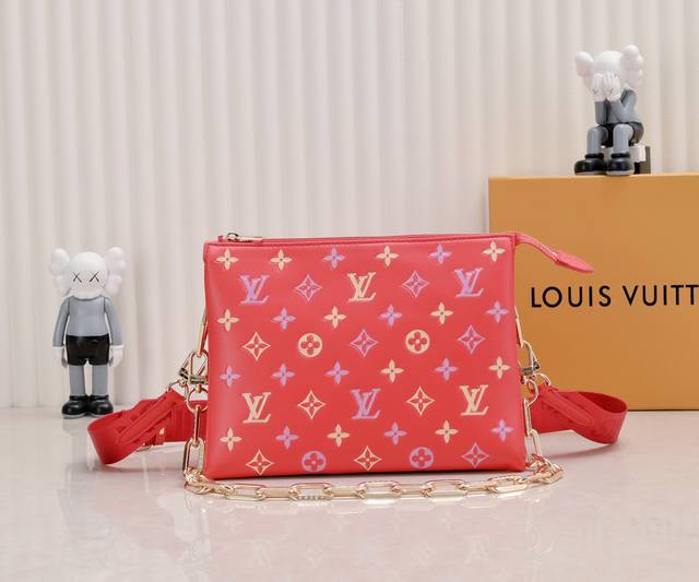 独家实拍-升级版 M21353彩印 57790 本款 Coussin 小号手袋采用 Monogram 压纹羊皮革，将花卉图案巧妙融于 Lv 字母和 Monogr