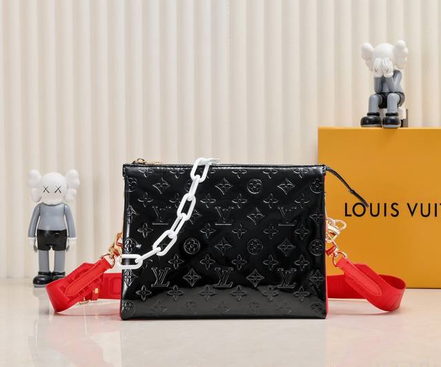 独家实拍-升级版 原版M57790 M20565 漆皮黑色 漆皮绿Coussin 小号手袋于 春夏时装秀大放异彩。Monogram 压纹蓬松绵羊皮打造靠枕构型，