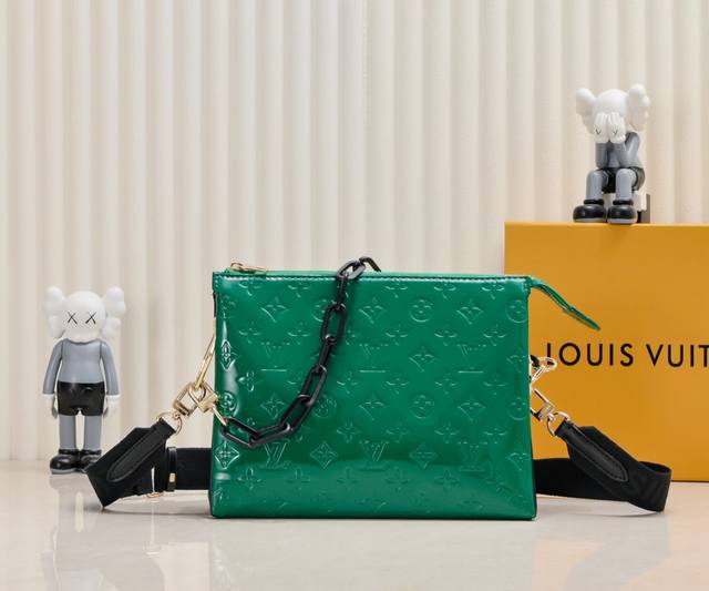 独家实拍-升级版 原版M57790 M20565 漆皮黑色 漆皮绿Coussin 小号手袋于 春夏时装秀大放异彩。Monogram 压纹蓬松绵羊皮打造靠枕构型，